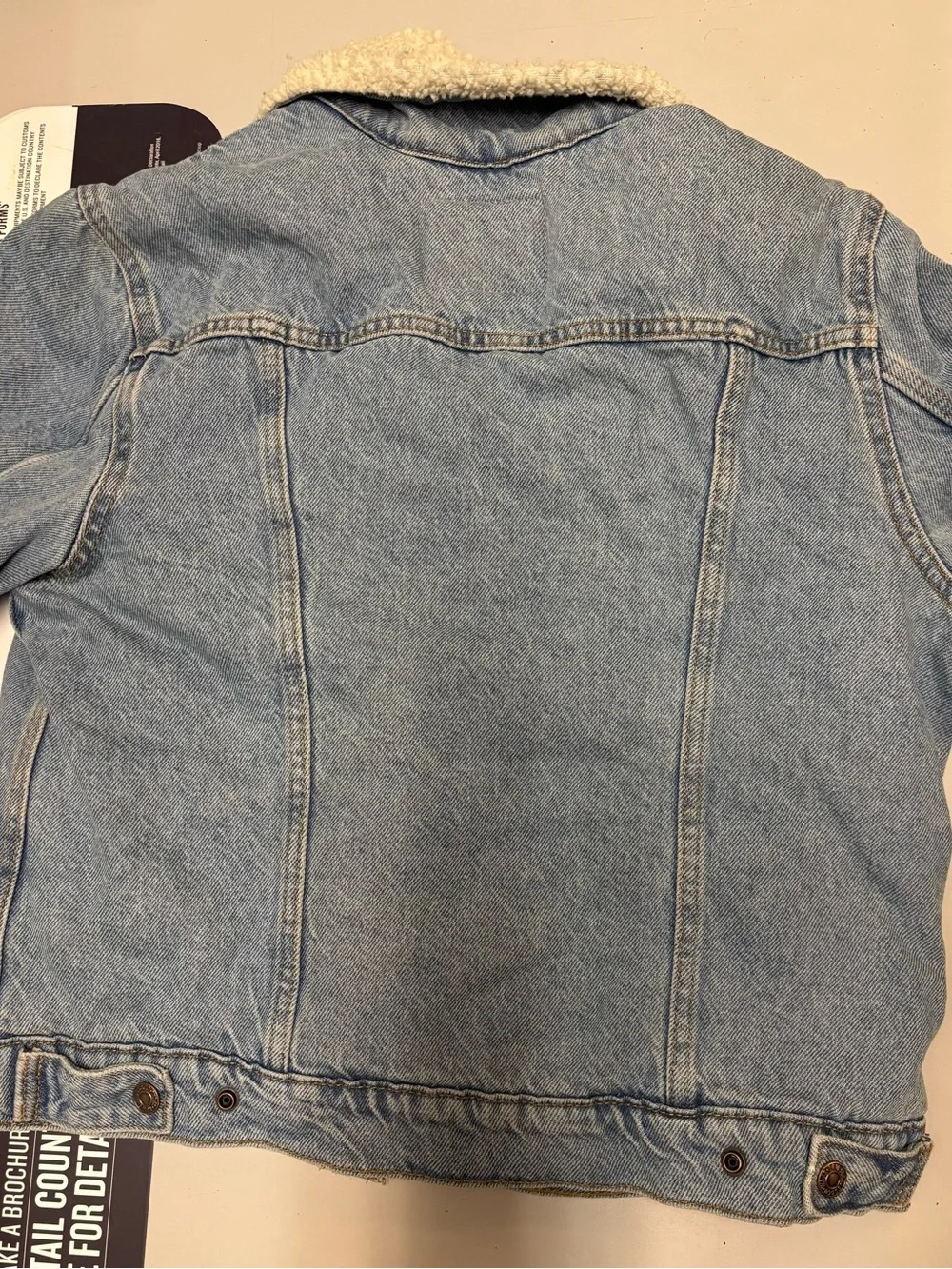 Levi's Light Blue Denim Jacket with Cream Sherpa Collar - Picture 4 of 5